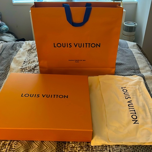 Original Louis Vuitton shopping bag, box and duster bag - Picture 1 of 2